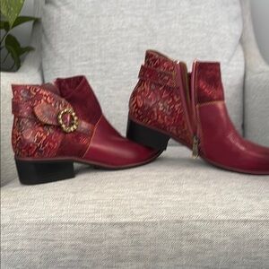 Chic Red Ankle Boots with Patterned Detail